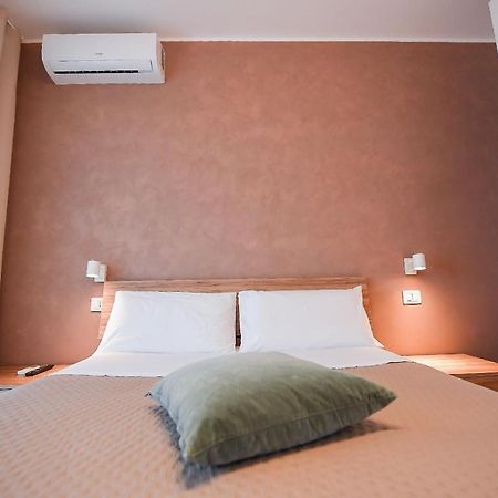 Karol Bari Airport Hotel Екстериор снимка