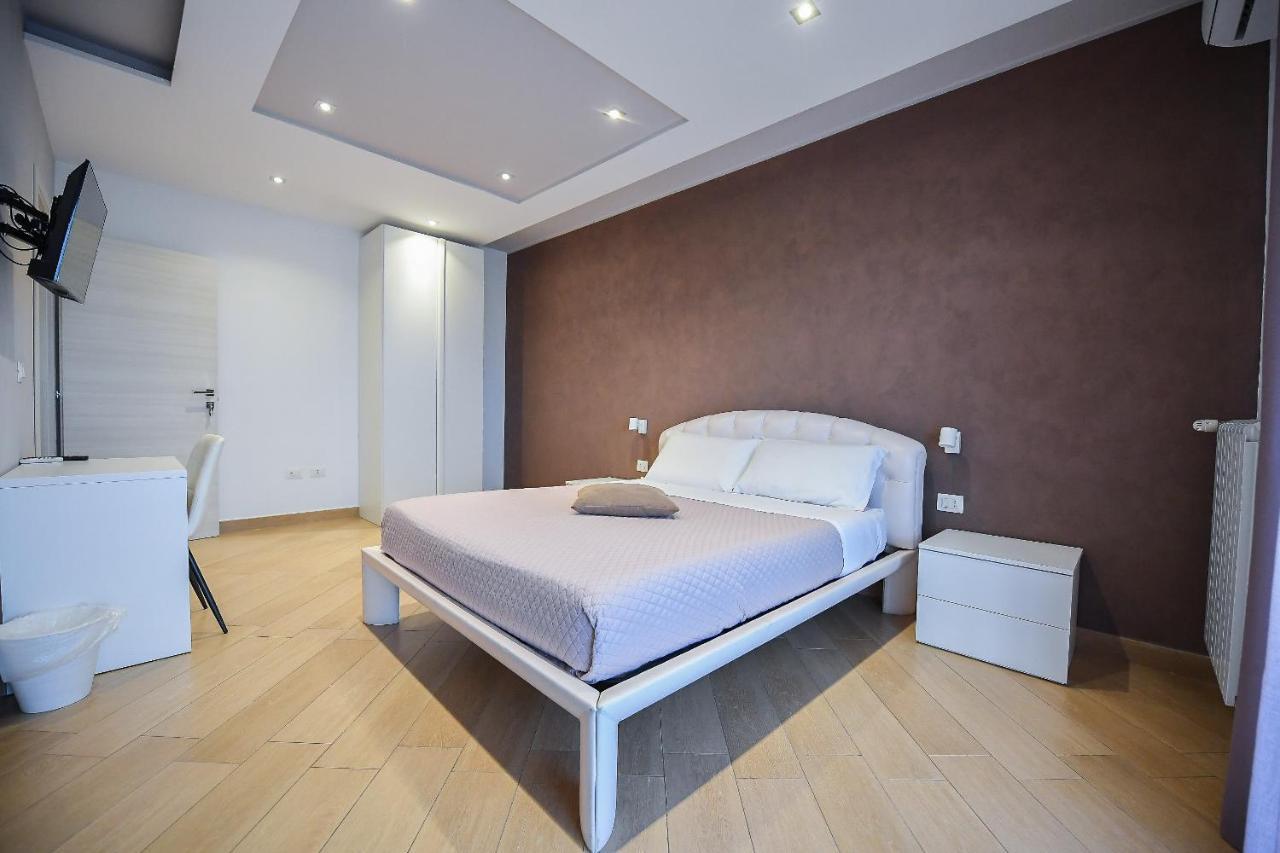 Karol Bari Airport Hotel Екстериор снимка