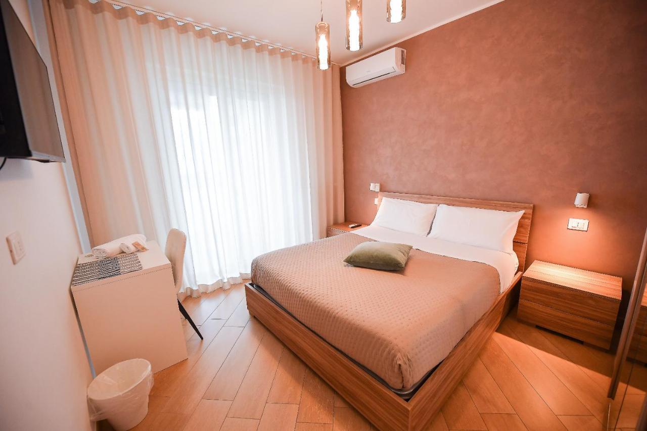 Karol Bari Airport Hotel Екстериор снимка