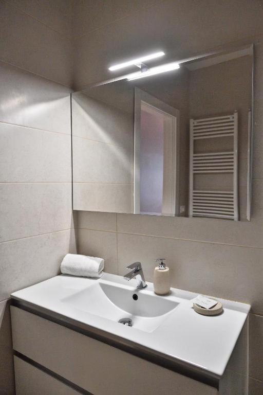 Karol Bari Airport Hotel Екстериор снимка