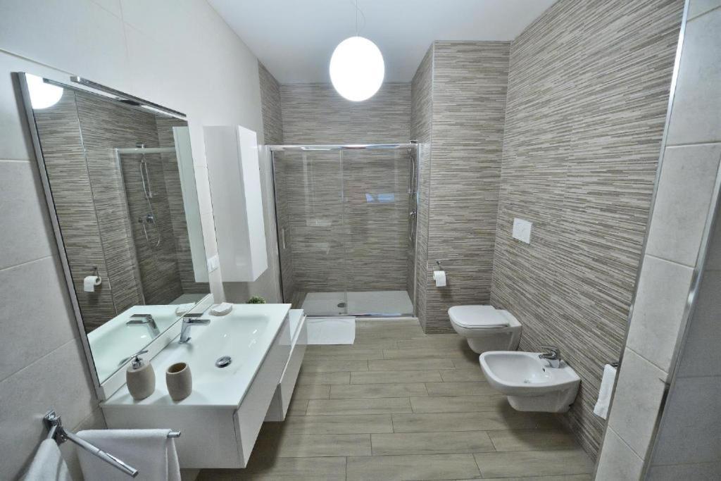 Karol Bari Airport Hotel Екстериор снимка
